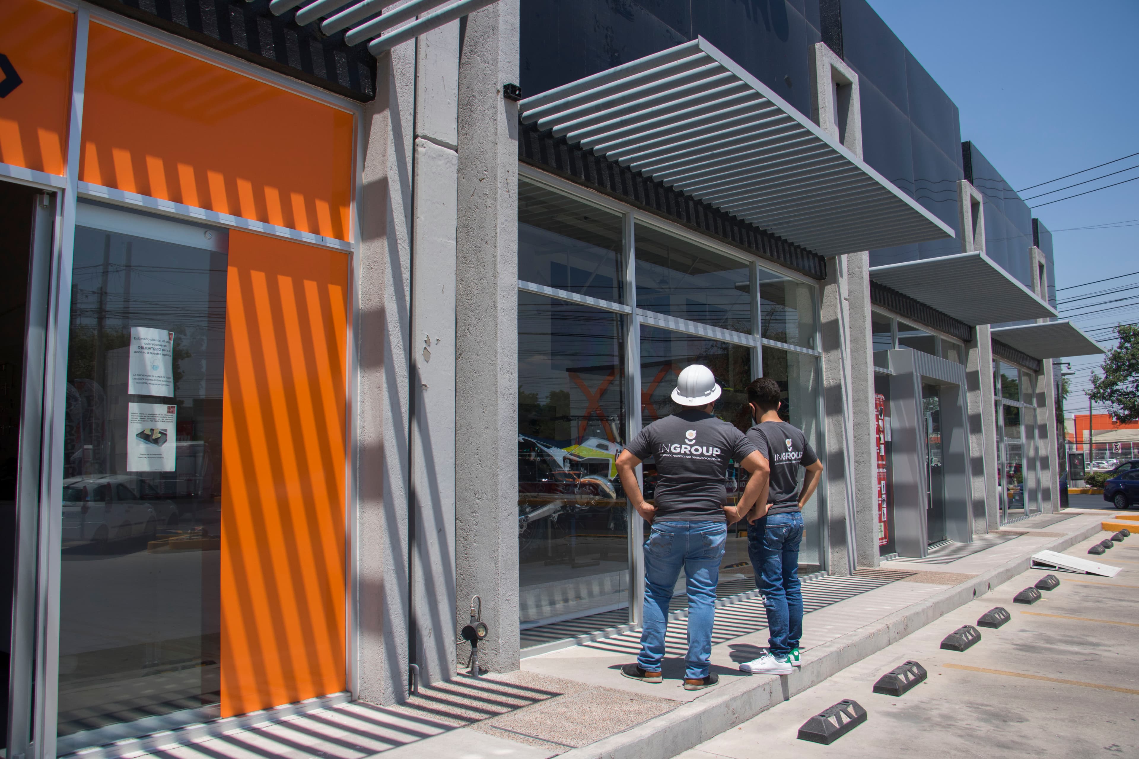 Equipo de Ingroup trabajando en la instalación exterior de un proyecto.