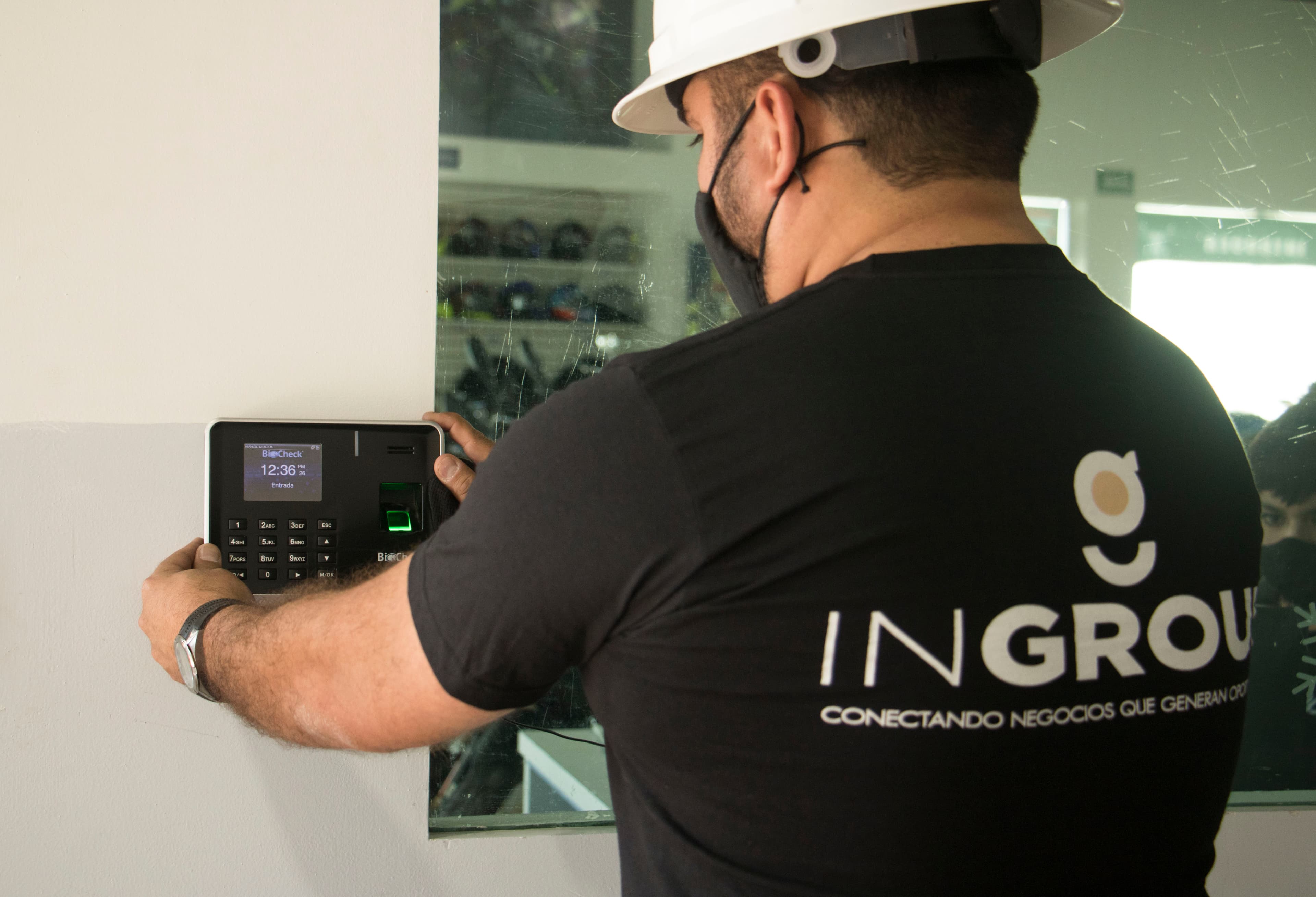 Personal técnico de Ingroup realizando una maniobra de campo.